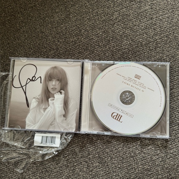Taylor Swift Signed CD The Tortured Poets Department The Manuscript IN HAND - Picture 2 of 2
